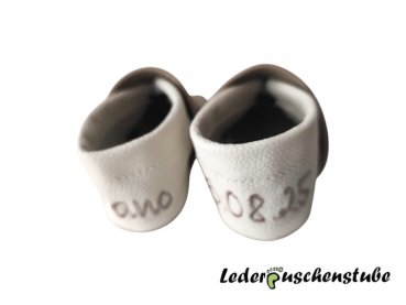 Lederpuschen beige-creme mit links Namen und rechts Geburtsdatum beige Ferse
